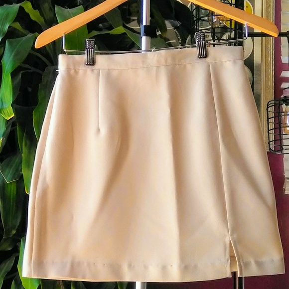 A skirt suit - Picture 4 of 4